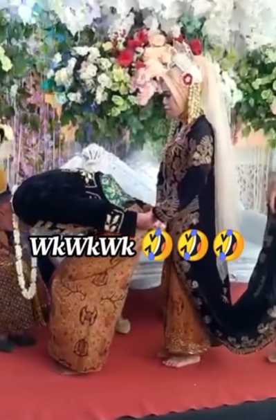 Auto Ngakak! Bukannya Sungkem, Pengantin Pria Ini Malah Sujud ke Orangtua