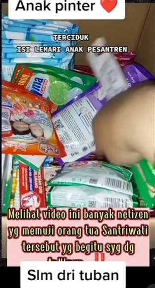 Isi Lemari Santriwati Super Lengkap Mirip Toko Kelontong