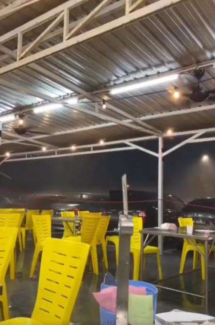 Makan di tengah hujan badai menerjang.
