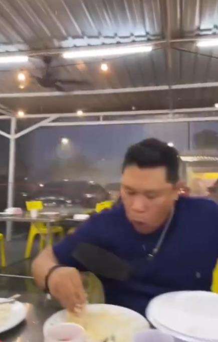 Makan di tengah hujan badai menerjang.