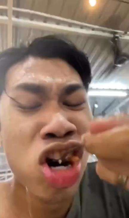 Makan di tengah hujan badai menerjang.