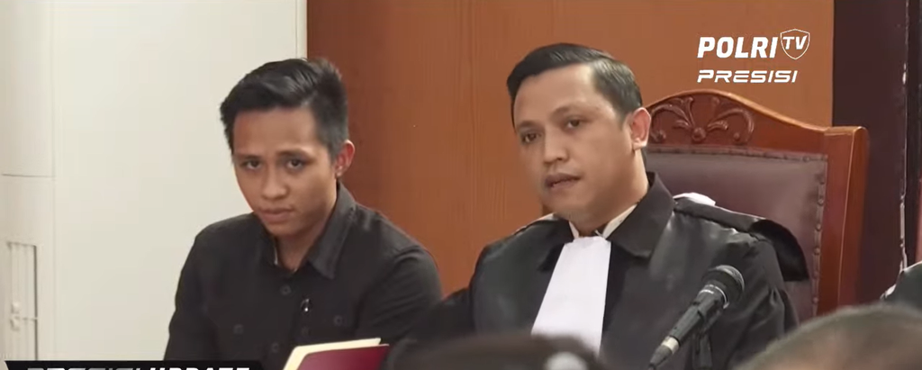 Wajah Takut Bharada E di Depan Orangtua Brigadir J