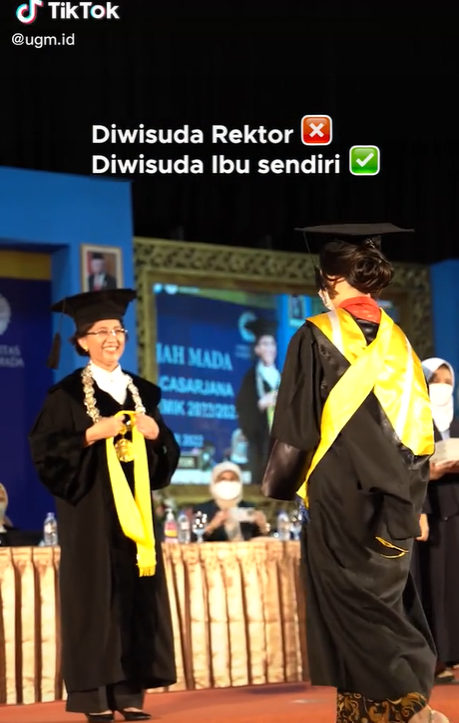 Ketika Rektor UGM Mewisuda Putrinya Sendiri
