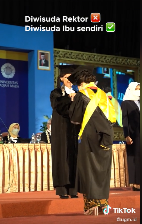 Ketika Rektor UGM Mewisuda Putrinya Sendiri