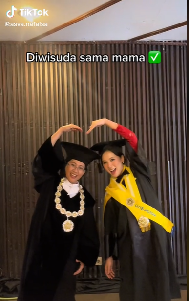 Ketika Rektor UGM Mewisuda Putrinya Sendiri