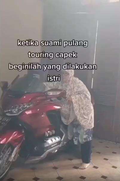 Aksi emak-emak parkir moge suami tanpa alas kaki.