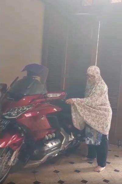 Aksi emak-emak parkir moge suami tanpa alas kaki.