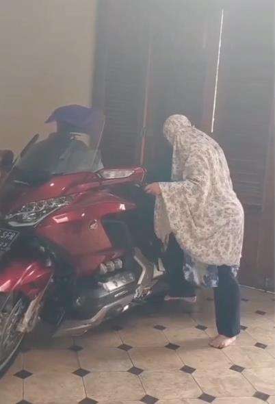 Aksi emak-emak parkir moge suami tanpa alas kaki.