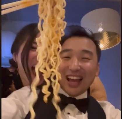 Makan ramen instan Makan ramen instan