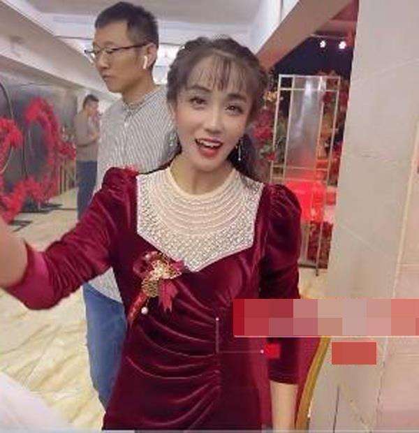 Terlihat awet muda dan cantik, ibu mertua dikira pengantin wanita.