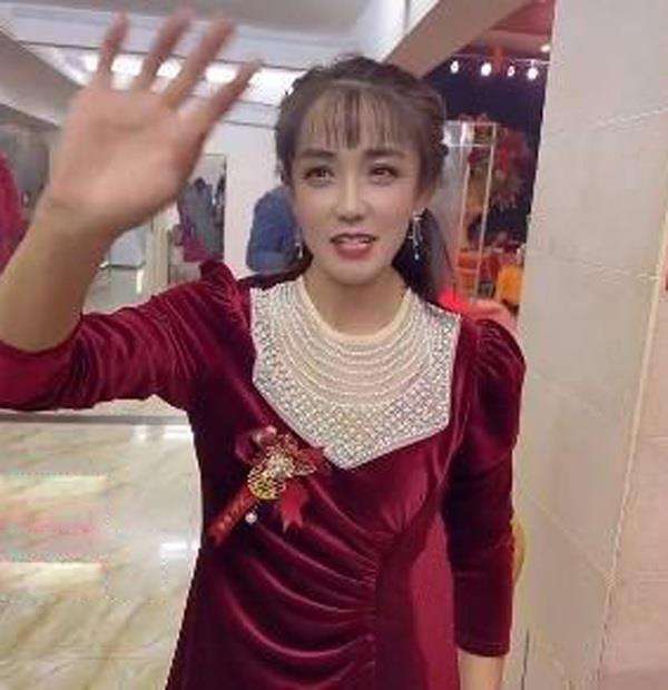 Terlihat awet muda dan cantik, ibu mertua dikira pengantin wanita.