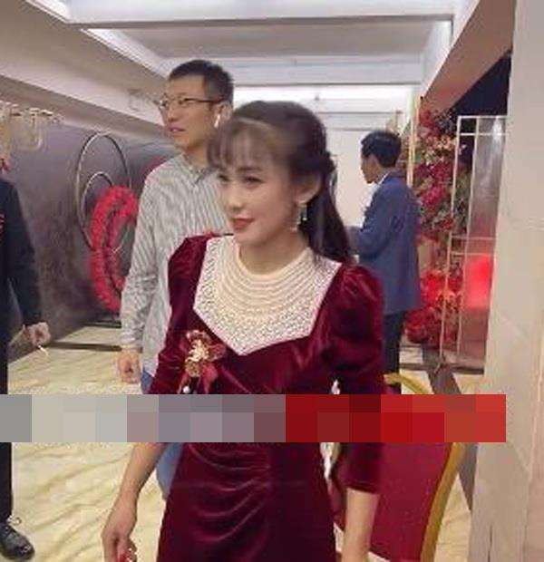 Terlihat awet muda dan cantik, ibu mertua dikira pengantin wanita.