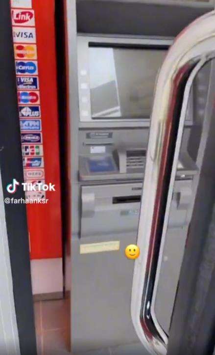 Viral ATM tersempit bikin nasabah auto sesak saat masuk ke dalamnya.