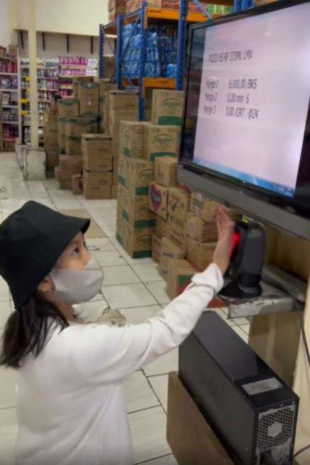 Tingkah polos bocah perempuan main alat pemindai barcode bikin ngakak.