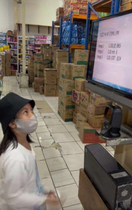 Tingkah polos bocah perempuan main alat pemindai barcode bikin ngakak.