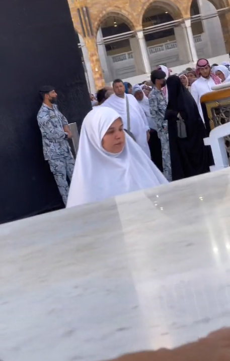 Viral Jemaah Wanita Sholat di Hijir Ismail Tanpa Antre