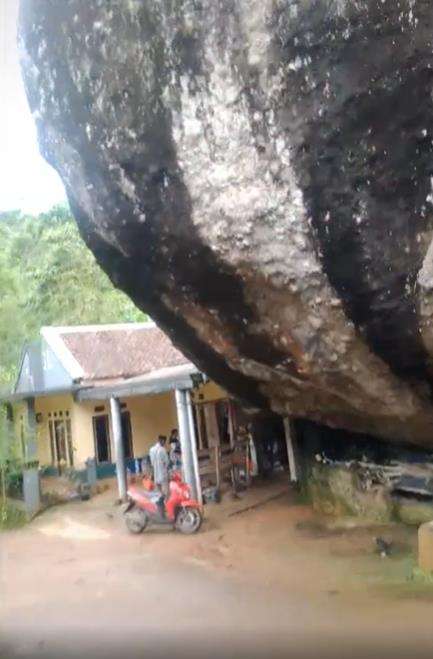 Viral rumah dibangun mepet batu raksasa.