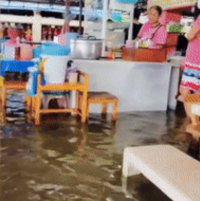 Restoran Ini Beri Sensasi Makan di Tengah Banjir, Bisa Sekalian Kasih Makan Ikan