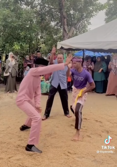 Tamu Kaget Pengantin Pria Tiba-tiba Atraksi Pencak Silat Dikira Kesurupan, Ternyata...