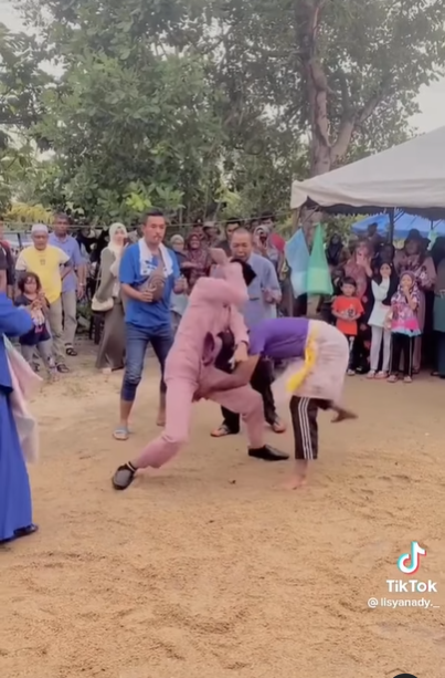 Tamu Kaget Pengantin Pria Tiba-tiba Atraksi Pencak Silat Dikira Kesurupan, Ternyata...