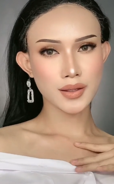 Meniru Makeup Bunda Corla