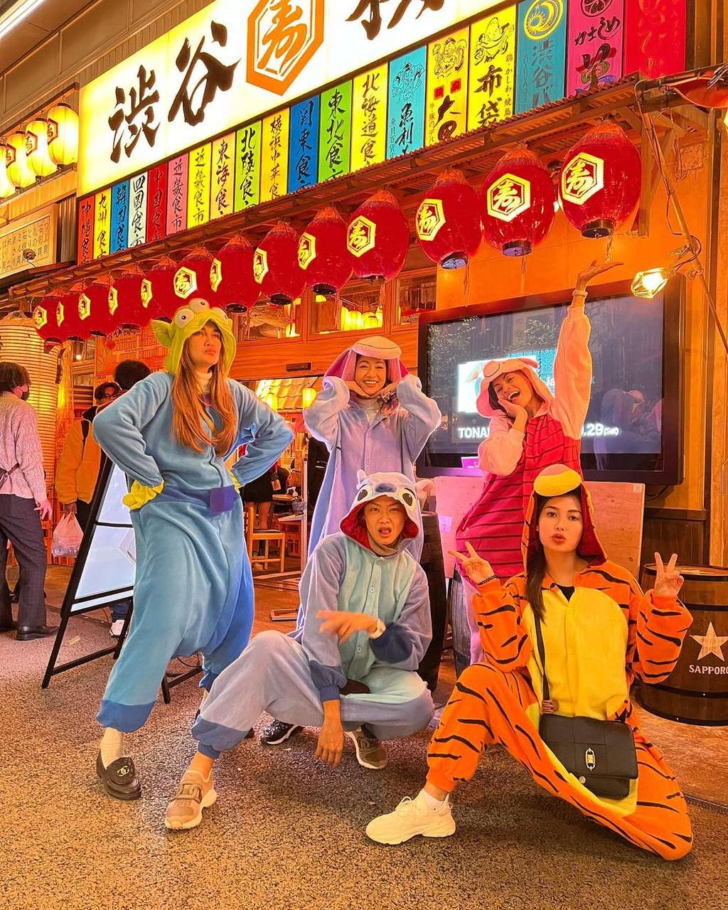 Luna Maya dan Teman-teman Pesta Kostum di Jepang