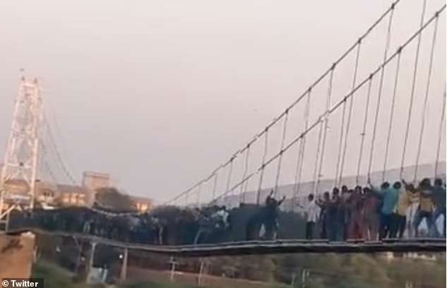 Jembatan Berusia 142 Tahun Runtuh, 120 Orang Warga India Tewas