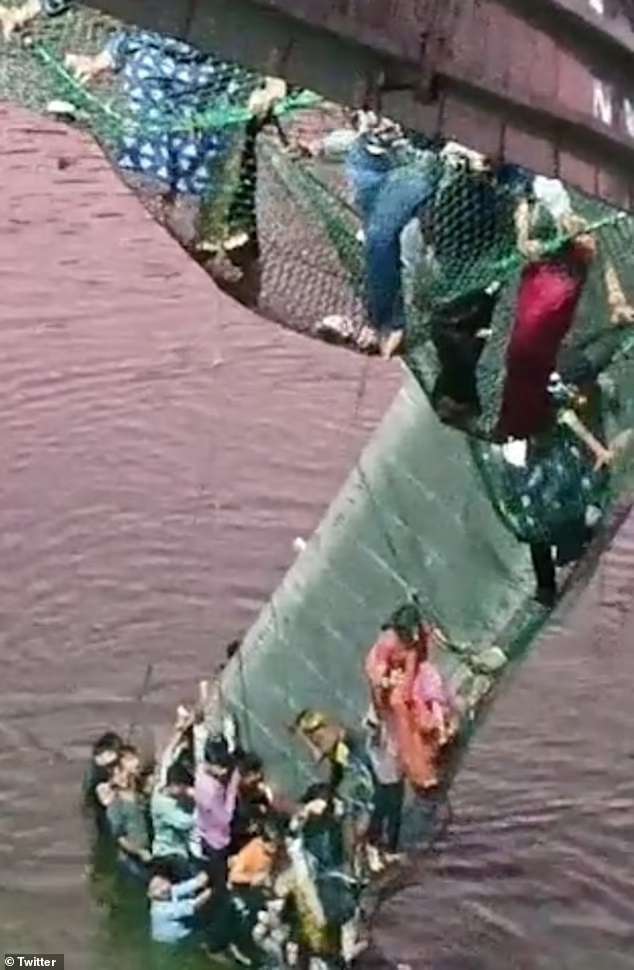 Jembatan Berusia 142 Tahun Runtuh, 120 Orang Warga India Tewas