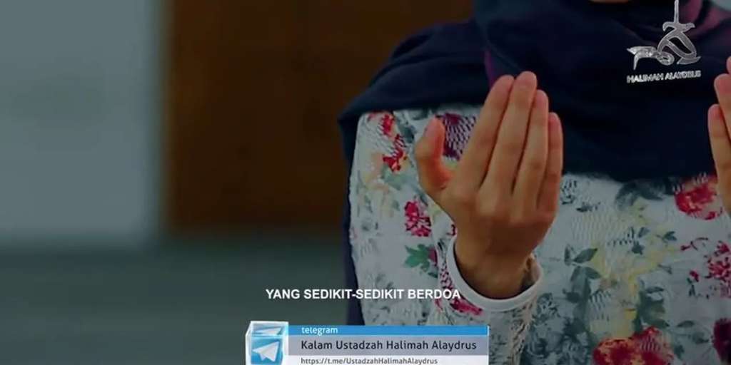 Sosok diduga Ustazah Halimah Alaydrus yang terlihat di akun YouTube yang dikelolanya