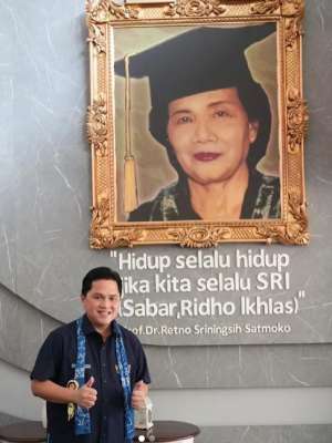 Erick Thohir foto bersama potret mendiang ibunda Sri Mulyani.