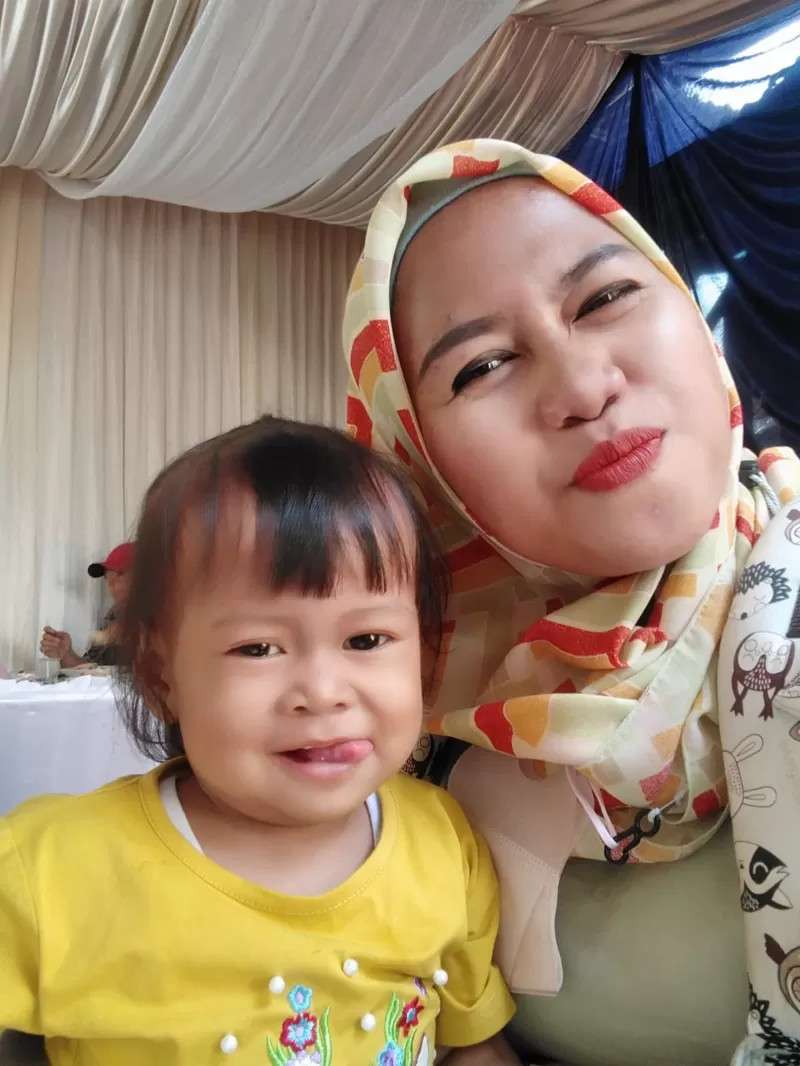 Agustina Melani  bersama putrinya Nadira yang wafat akibat sirup parasetamol