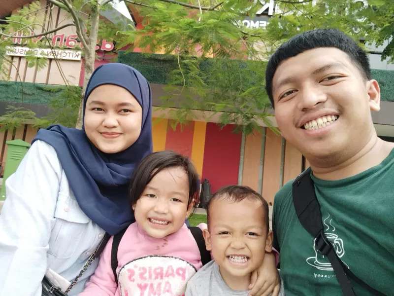 Siti, kakak Umar, Umar,  dan ayahnya