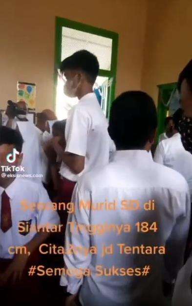 Siswa SD tinggi badannya hampir 2 meter.