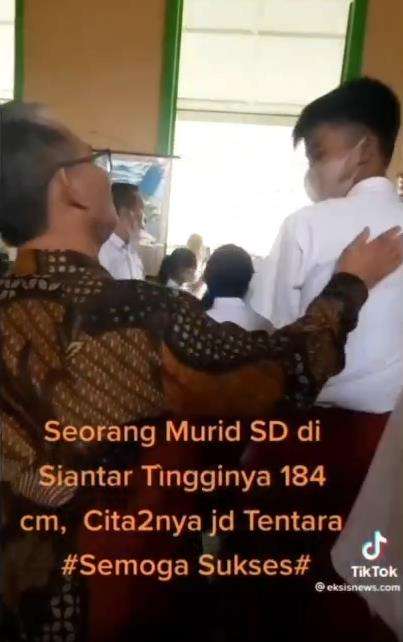 Siswa SD tinggi badannya hampir 2 meter.