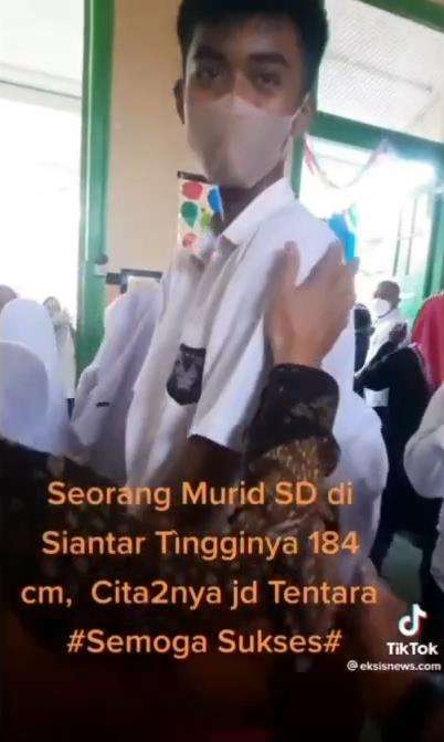 Siswa SD tinggi badannya hampir 2 meter.