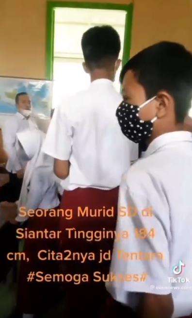 Siswa SD tinggi badannya hampir 2 meter.