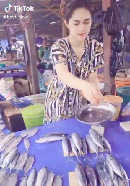 Heboh penjual ikan cantiknya mirip artis Nafa Urbach.