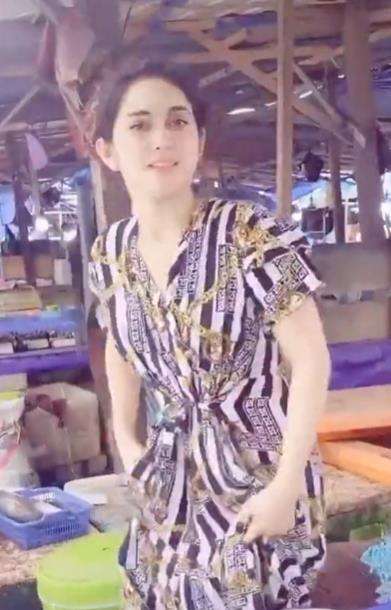 Heboh penjual ikan cantiknya mirip artis Nafa Urbach.