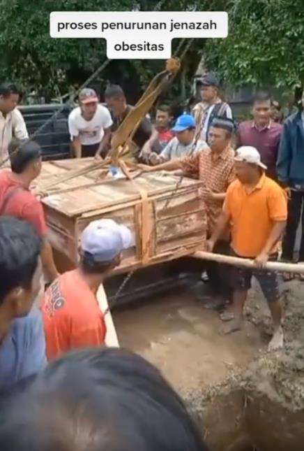 Proses pemakaman jenazah obesitas.