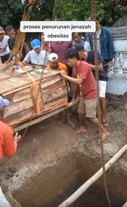 Proses pemakaman jenazah obesitas.