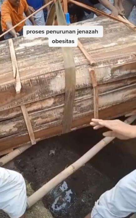 Proses pemakaman jenazah obesitas.
