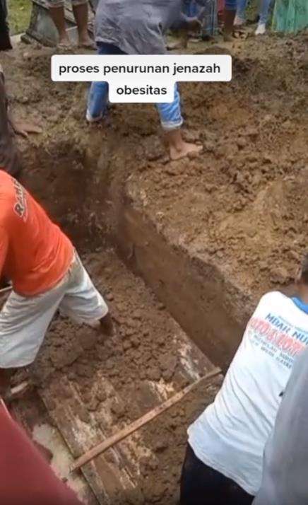 Proses pemakaman jenazah obesitas.