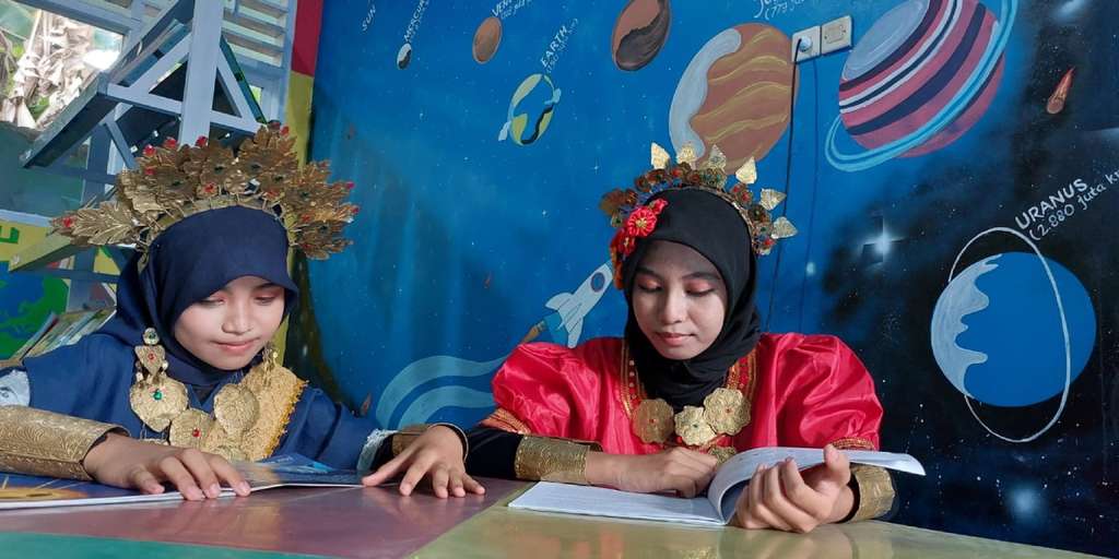 Murid SD tengah menikmati aktivitas membaca di salah satu perpustakaan yang dibangun TB Pelangi