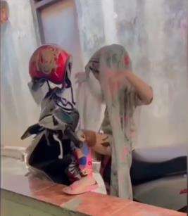Viral bocah perempuan pasang jilbab sendiri.