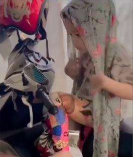 Viral bocah perempuan pasang jilbab sendiri.