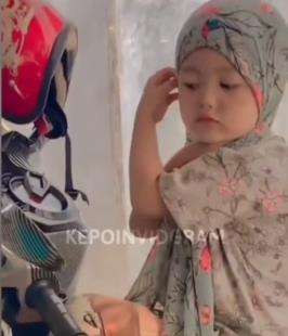 Viral bocah perempuan pasang jilbab sendiri.