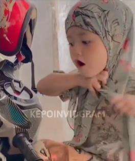 Viral bocah perempuan pasang jilbab sendiri.