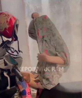 Viral bocah perempuan pasang jilbab sendiri.