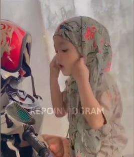 Viral bocah perempuan pasang jilbab sendiri.