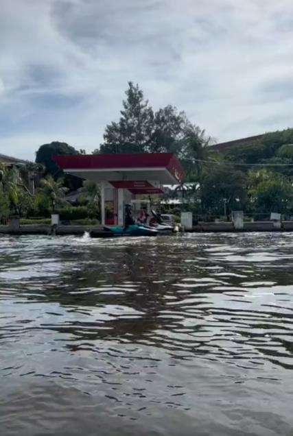 Jet ski lagi antre isi bensin di spbu mengapung.